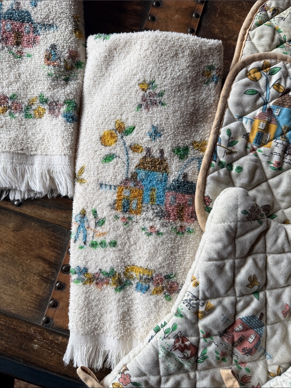 International Heartland DishTowels with pot holders and oven mitts. - Picture 4 of 5